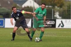 Kreisklasse - Saison 2025/26- TSV Etting - TSV Lenting - Philipp Heckner blau Etting - Metehan Kuscuoglu grün Lenting - Foto: Meyer Jürgen