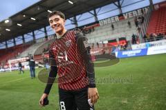 3. Liga; FC Ingolstadt 04 - 
Rot-Weiss Essen; Sieg Jubel Freude Spieler bedanken sich bei den Fans, Ehrenrunde, Deniz Zeitler (38, FCI)
