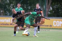 Bezirksliga - Saison 2025/26 - FC Gerolfing - VFR Garching - Staas Miitko schwarz Garching - Mamadou Diallo grün Gerolfing - Foto: Meyer Jürgen