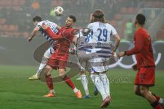 3. Liga; FC Ingolstadt 04 - MSV Duisburg; Zweikampf Kampf um den Ball Lukas Fröde (34, FCI) Coskun Can (27 MSV) Casar Aljaz (8 MSV) Bitter Joshua (29 MSV)