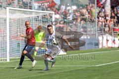 3. Liga; SpVgg Unterhaching - FC Ingolstadt 04; Torchance Pascal Testroet (37, FCI) Zweikampf Kampf um den Ball Stiefler Manuel (8 SpVgg) Torwart Heide Konstantin (1 SpVgg)