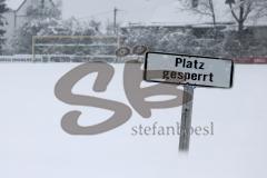 2023_12_1 - - Saison 2023/24 - Schnee auf dem Fussballplatz - SV Manching - Platz ist gesperrt - Schild platz ist gesperrt Schnee Spielabsage - Foto: Meyer Jürgen