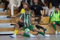 Lotto Bayern Hallencup - Saison 2024/25 - SV Manching - FC Hitzhofen/Oberzell- Daniel Schweiger grün Manching - Nico Seitz gelb Hitzhofen - Foto: Meyer Jürgen