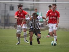 *Bayernliga Nord - Saison 2026/27 - FC Ingolstadt 04 II - FSV Stadeln - Timo Hengmith (Nr.10 - FCI II) - Maximilian Höhenberger rot Stadeln - Foto: Meyer Jürgen