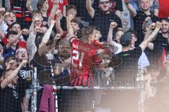 3. Liga; FC Ingolstadt 04 - SV Elversberg; Spieler bedanken sich bei den Fans, Tobias Schröck (21, FCI) bei den Fans Megafon