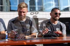 3. Liga; FC Ingolstadt 04 - Mannschaftsvorstellung auf dem Ingolstädter Bürgerfest; Rathauplatz; Autogrammstunde; Simon Lorenz (32, FCI) Pascal Testroet (37, FCI)