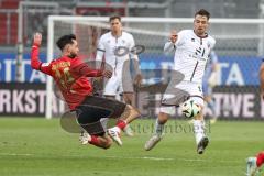 3. Liga; SV Wehen Wiesbaden - FC Ingolstadt 04; Kiomourtzoglou Orestis (14 SVWW) Max Besuschkow (17, FCI) Zweikampf Kampf um den Ball