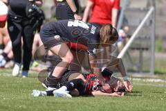 2. Bundesliga Frauen - Saison 2025/26 - FC Ingolstadt 04 Frauen - Borussia Mönchengladbach - Annika Kömm (Nr.25 - FC Ingolstadt Frauen I) verletzt am Boden - Stefanie Reischmann (Nr.24 - FC Ingolstadt Frauen I) - XXXXX - Foto: Meyer Jürgen