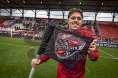 3. Liga; FC Ingolstadt 04 - 1. FC Saarbrücken; Sieg Jubel Freude Torschütze mit der Eckfahne Dennis Kaygin (10, FCI)