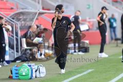 3. Liga; FC Ingolstadt 04 - SV Wehen Wiesbaden; Cheftrainerin Sabrina Wittmann (FCI) an der Seitenlinie, Spielerbank fasst sich an den Kopf