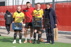 AUDI - Schanzer Amateur Cup - Finale- Saison 2024/25 - SV Hundszell - SV Menning - Lukas Fröde (Nr.34 - FCI) - bei der Preisverleihung - 4. Sieger - TSV Lichtenau - Alexander Zelzer AUDI rechts - Foto: Meyer Jürgen