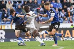 3. Liga; Arminia Bielefeld - FC Ingolstadt 04; Daouda Beleme (9, FCI) Großer Maximilian (19 AB) Schneider Leon (23 AB) Zweikampf Kampf um den Ball