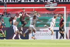 DFB-Pokal; FC Ingolstadt 04 - 1. FC Kaiserslautern; Ryan Malone (16, FCI) Mause Jannik (18 FCK) Torwart Simon Simoni (41, FCI) Gyamerah Jan (32 FCK)