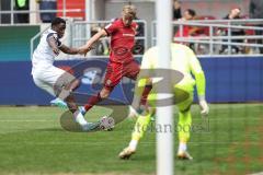 3. Liga; FC Ingolstadt 04 - SV Waldhof Mannheim; Max Plath (14 FCI) Zweikampf Kampf um den Ball Ogbemudia Oluwaseun (5 SVWM) Torwart Nijhuis Thijmen (1 SVWM)