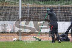 *** 2. Bundesliga Frauen - Saison 2025/26 - FC Ingolstadt 04 Frauen - VFL Bochum - Betreuer - Rasen - Regen - Besen - Spielbar machen - XXXXX - Foto: Meyer Jürgen