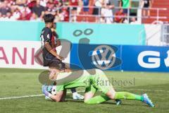 DFB-Pokal; FC Ingolstadt 04 - 1. FC Kaiserslautern; Torchance verpasst Deniz Zeitler (38, FCI) Torwart Krahl Julian (1 FCK) sicher