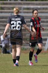 2. Bundesliga Frauen - Saison 2025/26 - FC Ingolstadt 04 Frauen - FCB München II - Teresa Frizberg (Nr.26 - FC Ingolstadt Frauen I) - Annika Kömm (Nr.25 - FC Ingolstadt Frauen I) klatschen sich ab - Foto: Meyer Jürgen