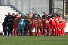 2. Fußball-Liga - Frauen - Saison 2022/2023 - FC Ingolstadt 04 - FSV Gütersloh - Die Mannschaft bildet einen Kreis vor dem Spiel - Foto: Meyer Jürgen