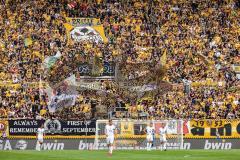 3. Liga; SG Dynamo Dresden - FC Ingolstadt 04; hängende Köpfe Jannik Mause (7, FCI) Yannick Deichmann (20, FCI) Mladen Cvjetinovic (19, FCI), Dresden feiert, Fans Fankurve Banner Fahnen