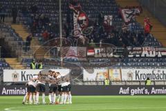 3. Liga; Arminia Bielefeld - FC Ingolstadt 04; Fan Fankurve Banner Fahnen Spruchband Team Besprechung Runde