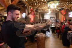 3. Liga; FC Ingolstadt 04 - Fantreffen im Sport-Treff Senners Alm, volles Haus; Maskrugstemmen, Linus Rosenlöcher (19, FCI) gibt die Ausgangszeit vor