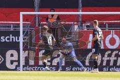 3. Liga; FC Ingolstadt 04 - Rot-Weiss Essen; Torwart Marius Funk (1, FCI) hält Niclas Dühring (18, FCI) David Kopacz (29, FCI)