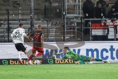 3. Liga; SC Verl - FC Ingolstadt 04; Torwart Markus Ponath (1, FCI) rettet den Ball und verletzt sich Besio Alessio (23 Verl) Yannick Deichmann (20, FCI)