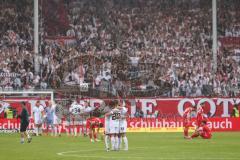 3. Liga; Energie Cottbus - FC Ingolstadt 04; Spiel ist aus 1:4, Sieg Ingolstadt Pascal Testroet (37, FCI) wird von Yannick Deichmann (20, FCI) und David Kopacz (29, FCI) getröstet