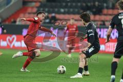 3. Liga; FC Ingolstadt 04 - SC Verl; Max Besuschkow (17, FCI) Zweikampf Kampf um den Ball Otto Fynn (34 Verl)
