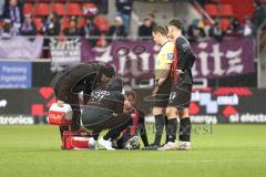 3. Liga; FC Ingolstadt 04 - Erzgebirge Aue; Simon Lorenz (32, FCI) verletzt und wird dann ausgewechselt