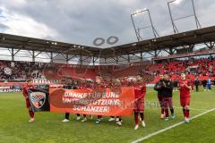 3. Liga; FC Ingolstadt 04 - SV Waldhof Mannheim; Spieler bedanken sich bei den Fans für die Saison, Sieg Jubel Freude 5:1 Banner