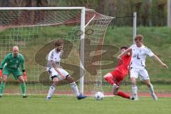 Kreisliga - Saison 2025/26- SV Zuchering - FC Mindelstetten - Jan Schimmack rot Zuchering - Fabian Sangl TW Mindelstetten - Lukas Gaul weiß Mindelstetten  - Jonas Schoberer weiß Mindelstetten  links - Foto: Meyer Jürgen