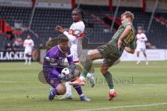 3. Liga; VfB Stuttgart 2 - FC Ingolstadt 04; Zweikampf Kampf um den Ball Torchance Niclas Dühring (18, FCI) Boakye Benjamin (11 VFB) Torwart Seimen Dennis (1 VFB)