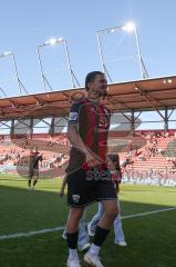 3. Liga - Saison 2024/25 - FC Ingolstadt 04 - SV Wehen Wiesbaden - Das Spiel ist aus - Banner - Choreo -- Pascal Testroet (Nr.37 - FCI) auf den weg zu den Fans Foto: Meyer Jürgen