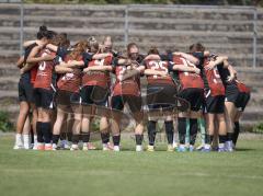 2. Bundesliga Frauen - Saison 2026/27  - FC Ingolstadt 04 Frauen - 1.FCC Turbine Potsdam -  Die Mannschaft bildet einen Kreis vor dem Spiel -  - XXXXX - Foto: Meyer Jürgen