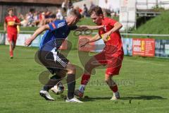 Kreisliga - Saison 2025/26- TSV Kösching - FC Mindelstetten - Michael Betz blau Mindelstetten - Benedikt Schneeberger rot Kösching - Foto: Meyer Jürgen