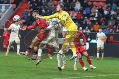 3. Liga; FC Ingolstadt 04 - TSV 1860 München; Torwart Dähne Thomas (21 TSV) boxt Ball weg Marcel Costly (22, FCI) Voet Siemen (3 TSV)