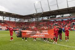 3. Liga; FC Ingolstadt 04 - SV Waldhof Mannheim; Spieler bedanken sich bei den Fans für die Saison, Sieg Jubel Freude 5:1 Banner