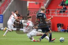 3. Liga; FC Ingolstadt 04 - SpVgg Unterhaching; rettet den Ball, Jannik Mause (7, FCI) Westermeier Ben (6 SpVgg)