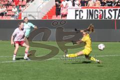2. Bundesliga Frauen - Saison 2025/26 - FC Ingolstadt 04 Frauen - SC Sand - Stefanie Reischmann (Nr.24 - FC Ingolstadt Frauen I) - Schneider Kim grün SC Sand  - Baum Jule Torwart SC Sand - Foto: Meyer Jürgen