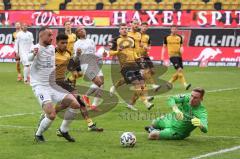 3. Liga - Dynamo Dresden - FC Ingolstadt 04 - Torchance Fatih Kaya (9, FCI) Torwart Kevin Broll (1 Dresden) scnappt sich den Ball