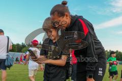 * Testspiel - 3. Liga - Saison 2025/26 - FC Ingolstadt 04 - VFB Eichstätt - - Cheftrainerin Sabrina Wittmann (FC Ingolstadt 04) beim Autogramme schreiben - Selfie machen - Foto: Meyer Jürgen