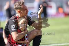 3. Liga; FC Ingolstadt 04 - VfB Lübeck; Verabschiedung Tobias Schröck (21, FCI) weint mit Sohn im Arm