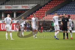 2.BL; 1. FC Heidenheim - FC Ingolstadt 04; Niederlage, hängende Köpfe Nico Antonitsch (5, FCI) Nils Roeseler (13, FCI) Dennis Eckert Ayensa (7, FCI) Stefan Kutschke (30, FCI) diskotiert mit Schiedsrichter Hans Nunoo Sarpei (18 FCI)