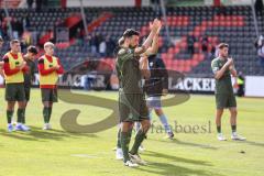 3. Liga; VfB Stuttgart 2 - FC Ingolstadt 04; Spiel ist aus, Niederlage, hängende Köpfe Spieler bedanken sich bei den Fans Lukas Fröde (34, FCI) Ryan Malone (16, FCI)