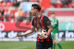 3. Liga; FC Ingolstadt 04 - SC Verl; Ecke Max Besuschkow (17, FCI) nimmt den Ball