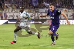 3. Liga; Erzgebirge Aue - FC Ingolstadt 04; Daouda Beleme (9, FCI) Zweikampf Kampf um den Ball Vukancic Niko (4 Aue)