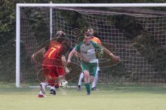 Freundschaftsspiel- Saison 2025/26- SV Kasing - FC Geisenfeld-  - Emre Erbas rot Kasing - Stefan Schmailzl grün Geisenfeld - Foto: Meyer Jürgen