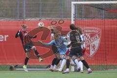 2. Bundesliga Frauen - Saison 2024/25 - FC Ingolstadt 04 Frauen - HSV - Nina Penzkofer (Nr.29 - FCI Frauen) mit einer Torchance nach dem Freistoss von Katharina Krist (Nr.14 - FCI Frauen) - Schuldz Inga Torwart HSV - Foto: Meyer Jürgen