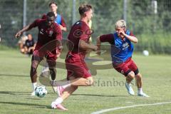 3. Liga; FC Ingolstadt 04 - Trainingsauftakt nach Sommerpause; Zweikampf Kampf um den Ball Obed Ugondu (17, FCI) Linus Rosenlöcher (19, FCI) Julian Kügel (29, FCI)